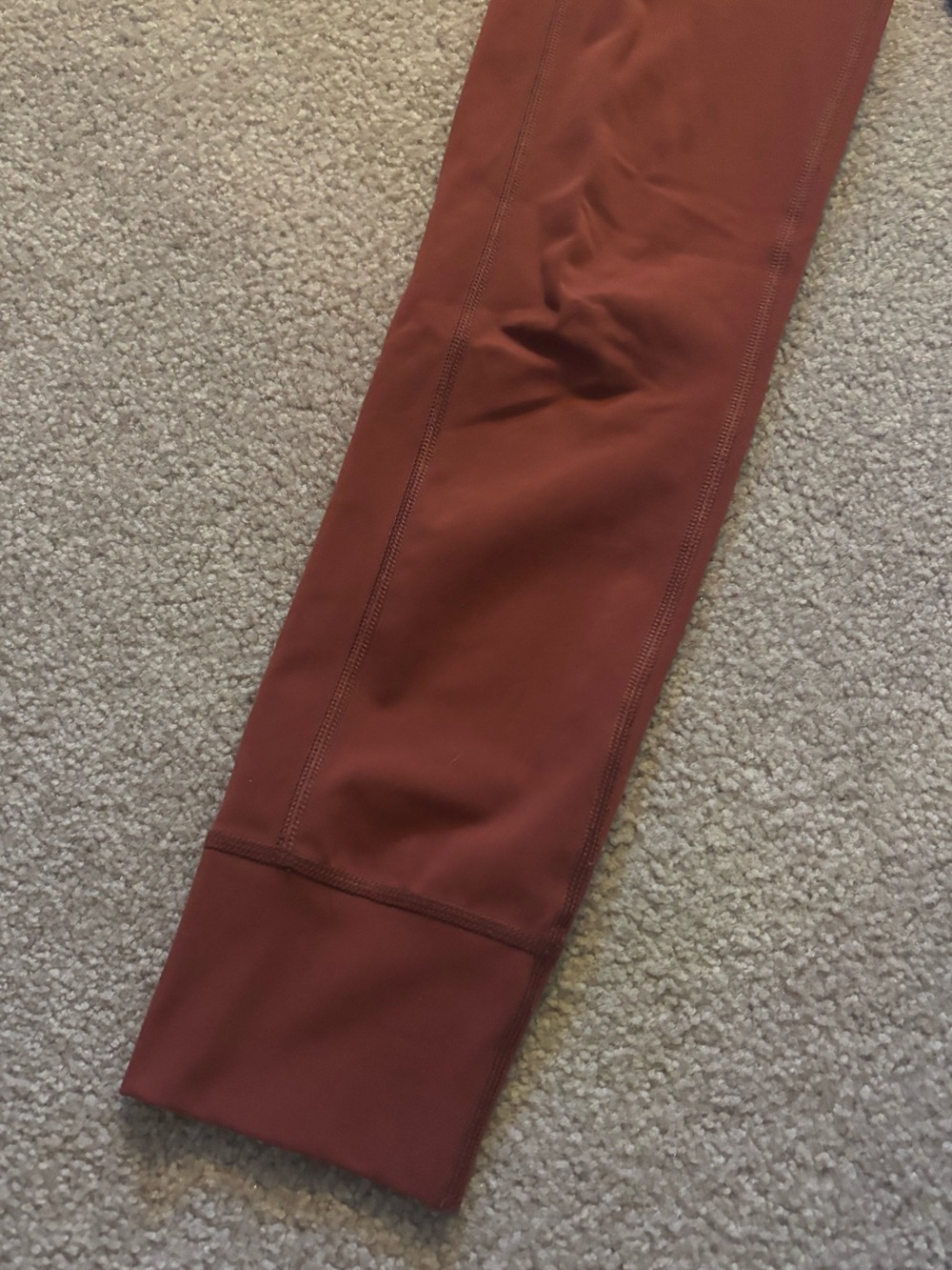 Vuori Daily Pocket Legging in Currant - Picture 5 of 7